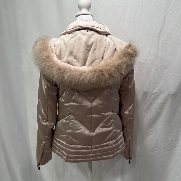 I Madison down jacket with fox fur trim on removable hood. - Picture 2 of 10